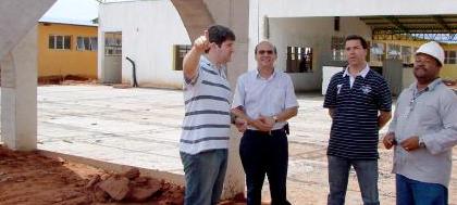 Prefeito e deputado Dado visitam obras na cidade