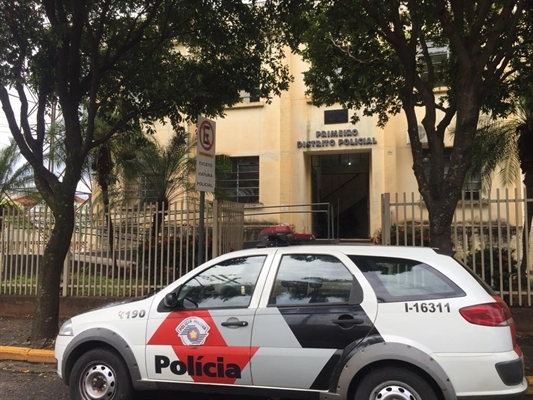 A Polícia Militar da Rocam conduziu indiciada até o Primeiro Distrito Policial de Votuporanga (Foto: Érika Chausson/A Cidade)