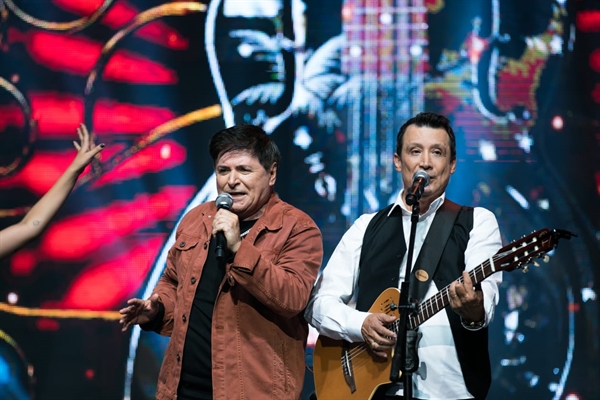 A dupla sertaneja Gilberto e Gilmar sobe ao palco da Ilha do Pescador a partir das 22h (Foto: Reprodução)