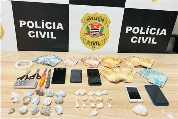  Os policiais localizaram porções de drogas prontas para comercialização, além de materiais utilizados no embalo e na distribuição (Foto: Divulgação)
