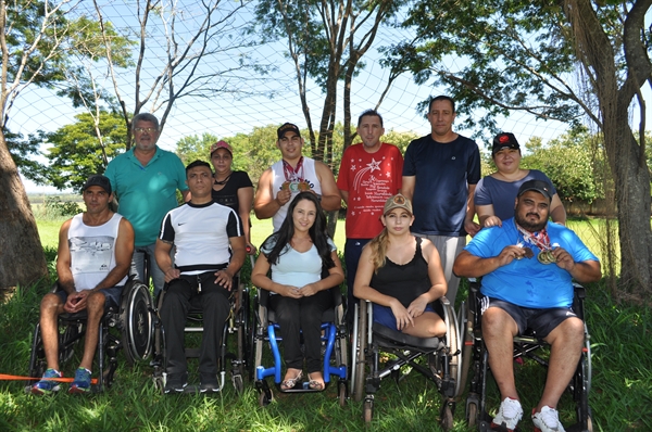 A Equipe de Atletismo Paralímpico de Votuporanga treina três vezes por semana no CSU (Foto: Daniel Castro/A Cidade)