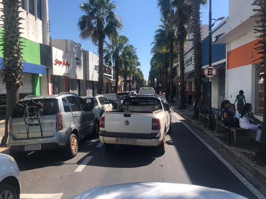 Fluxo intenso na rua Amazonas (A Cidade)