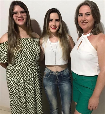 As irmãs Nicole Faustino Rozanez e Isabela Faustino Rozanez e a mãe Luciana Faustino Borges precisaram enfrentar a Covid (Foto: Arquivo pessoal)