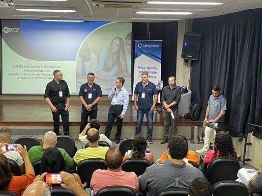  Profissionais de 27 municípios da região participaram do encontro no Parque da Cultura ontem sobre a nova Lei de Licitações (Foto: Prefeitura de Votuporanga)