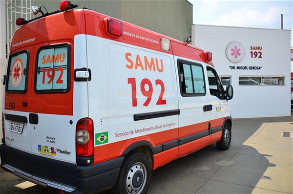 Ao tomar o choque de 220 volts o idoso sofreu uma parada cardíaca e ficou desacordado; o Samu socorreu a vítima às pressas (Foto: Reprodução)