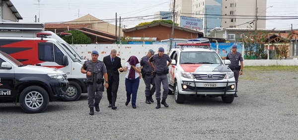 Mulher detida na operação do Ministério Público contra fraudes em licitação e concurso é levada para a 2ª Delegacia Seccional de Campinas (Foto: Felipe Boldrini/EPTV)