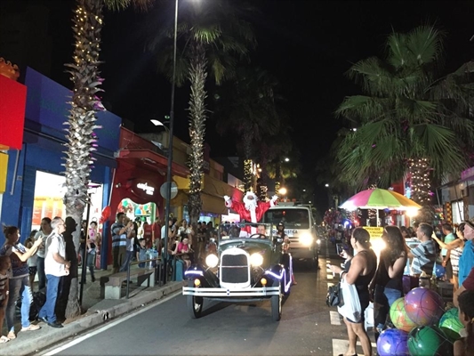 Em toda a história do comércio loca, o velho Noel já chegou de maneiras inusitadas  (Foto: A Cidade)