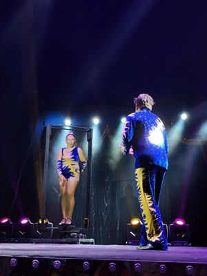 Izaura Torres ao lado de seu marido Maykon Fernandes em sua apresentação de facas no Circo Mundo Mágico (Foto: Arquivo pessoal)