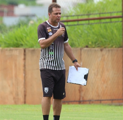 Rogério Fernandes, gerente de futebol do CAV, trabalha na montagem do elenco  (Foto: CAV)