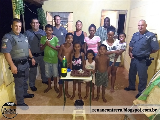 Os policiais levaram bolo, refrigerante, roupas e calçados. (Foto: Renan Contrera)