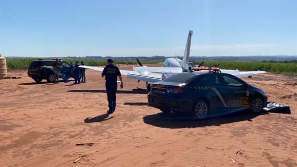 Avião teve que fazer um pouso forçado após ser atingido por disparos de caças brasileiros (Foto: Divulgação/PF)