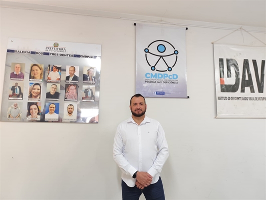 O presidente do CMDPcD, Thiago Dourado, reconhece que ainda existem pontos a serem melhorados na acessibilidade  (Foto: A Cidade)