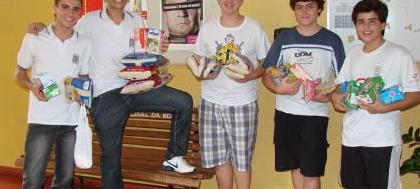 DeMolays entregam 40 quilos de alimentos na campanha