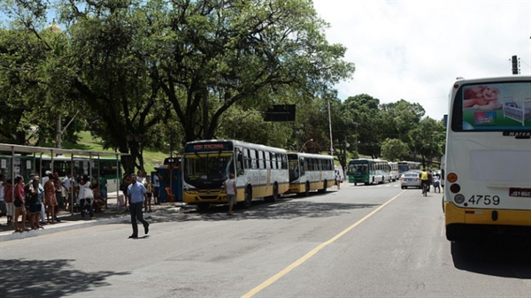 Homem assalta ônibus que já estava sendo assaltado e os dois bandidos apanham dos passageiros (Foto: Reprodução)