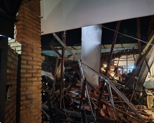 O teto desabou momentos antes do início do funcionamento do estabelecimento, conhecido como Bonna Pizza (Foto: Divulgação) 