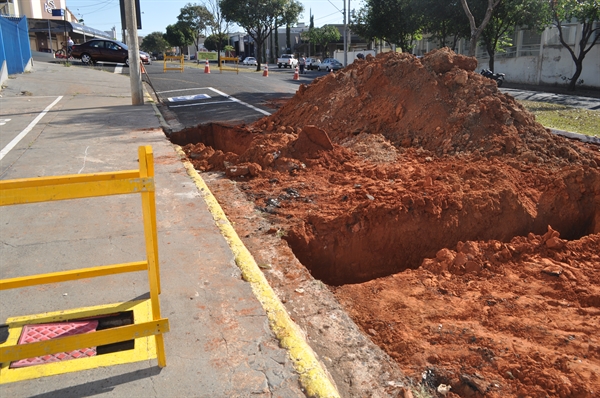 Foram abertos dois buracos em um dos sentidos da avenida Vale do Sol para realizar a sondagem da galeria de águas pluviais e realizar a melhoria (Foto: Érika Chausson/A Cidade)