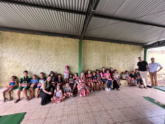 Membros da comissão da Jovem Advocacia juntos às crianças da Pastoral da Criança na entrega do ano passado (Foto: Cedida/Jovem Advocacia)