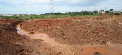 Moradores reclamam de cratera de obra
