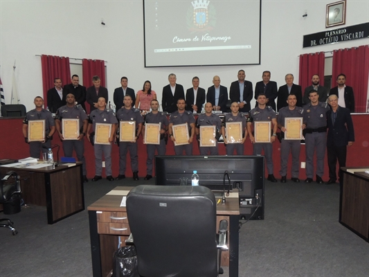 Policiais da Força Tática e seus familiares estiveram na sessão de anteontem da Câmara (Foto: Câmara Municipal)