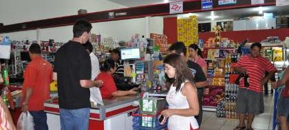 Supermercado doa renda de sacolas para lar dos idosos