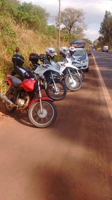 Eles fugiram pela estrada do Cruzeiro, sendo abordados já na Péricles Belini, próximo à Vila Carvalho (Foto: Divulgação/Polícia Militar)