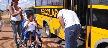 Educação entrega cadeira de rodas especial para aluno 