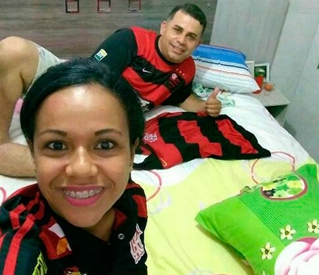  Edvaldo Araújo, uma das vítimas, junto com a suspeita de matá-lo em Itabuna (Foto: Reprodução/Redes Sociais) 