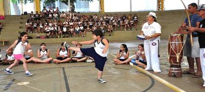 Alunos do Faustino tem aula de capoeira 
