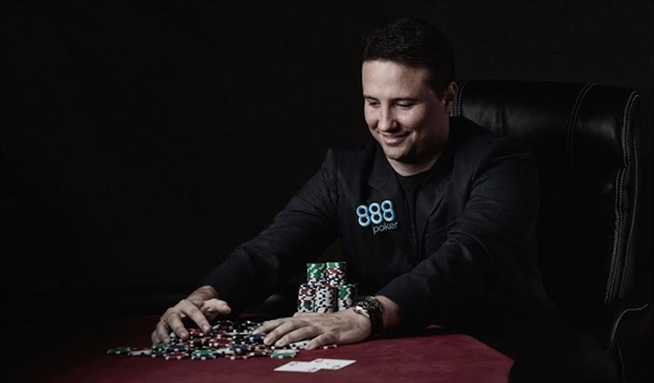 Uma das estratégias do 888poker é aliar o nome ao futebol