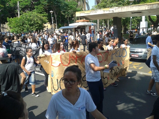 ‘Estou do mesmo lado que vocês’, diz prefeito à alunos