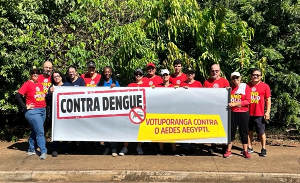 Membros do Rotary Novas Gerações fizeram um trabalho de limpeza em áreas verdes dos bairros da região do Comerciários (Foto: Prefeitura de Votuporanga)