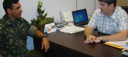 Major Guimarães inspeciona TG e visita prefeito