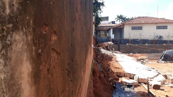 muro em construção desabou e matou o pedreiro (Foto:Olímpia | DHoje Interior)