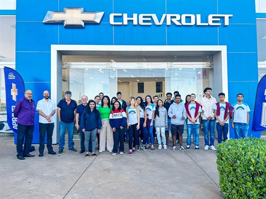  Durante a visita, os alunos tiveram a oportunidade de interagir com profissionais da área (Foto: Divulgação Chevrolet)