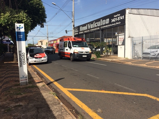 Um idoso de 71 anos, identificado como J.S., ficou ferido após ser atropelado por um carro na rua Bahia, esquina com a rua Itacolomi (Foto: Aline Ruiz/A Cidade)