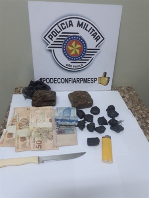 Com ela, as equipes apreenderam dois tijolos de maconha, porções da mesma droga e certa quantia em dinheiro  (Foto: Divulgação/Polícia Militar)