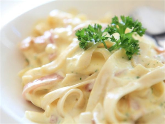 Macarrão ao molho branco com peito de peru