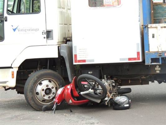 Moto vai parar sob caminhão após acidente na Zona Norte da cidade