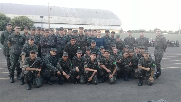 Os responsáveis pelo projeto são a especialista em liderança pessoal Grazi Cavenaghi e o sargento Mário Denis Machado (Foto: Arquivo Pessoal/ Grazi Cavenaghi)