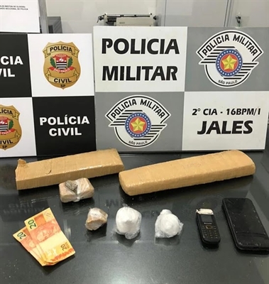 Ambos foram levados à Delegacia de Polícia de Jales, onde foram autuados em flagrante por tráfico (Foto: Divulgação/Polícia Civil e Militar)