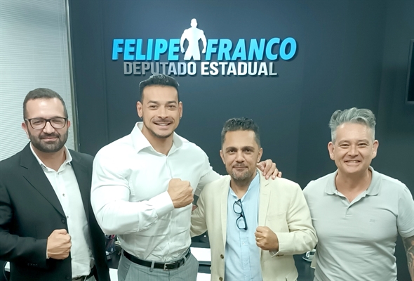 Os vereadores Cabo Renato Abdala e Chandelly Protetor junto do deputado estadual Felipe Franco e Christian Nakabashi. Eles querem recursos para ampliar o programa de natação para autistas  (Foto: Assessoria)