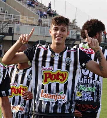 O atacante Luís Guilherme, que vem entrando bem na Votuporanguense, é dúvida para o jogo de sábado (10) (Foto: Rafael Nascimento/CAV)