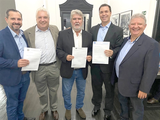 Papel assinado na mão, recursos para Votuporanga garantidos e sorriso no rosto. Assim foi a tarde de ontem para o prefeito Jorge Seba, o vereador Daniel David e o empresário votuporanguense Valmir Dornelas. Os três estiveram em São Paulo no Palácio do Governo para participar de reuniões e audiências. Eles confirmaram através do deputado federal Fausto Pinato o montante de R$ 2,5 milhões de recursos de emenda parlamentar para a cidade. São R$ 1 milhão para Santa Casa e R$ 1,5 milhão para a Prefeitura de Votuporanga. Na foto, estão os empresários de Santa Fé do Sul, Valter Zafalom e Luís Barbato. (Foto: Assessoria)