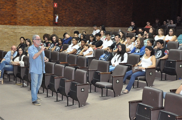  Parceria entre Unifev e Secretaria da Cultura e Turismo capacita docentes para estimular alunos a participarem de concurso que terá premiação durante o Fliv (Foto: Divulgação/Prefeitura de Votuporanga)