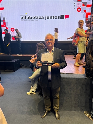 O prefeito de Parisi, Oclair Bento, foi a São Paulo buscar o prêmio de município ‘campeão de alfabetização’ no Estado (Foto: Prefeitura de Parisi)