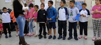 Reciclagem é tema de atividade com crianças