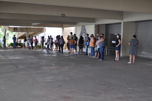 Fila na Caixa Econômica foi direcionada para a cobertura da antiga Biblioteca Municipal  (Foto: A Cidade)