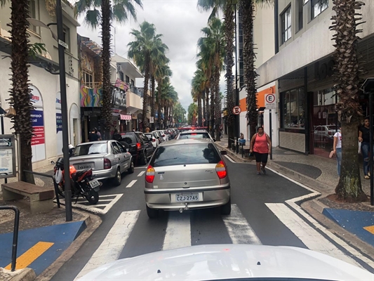 Na rua Amazonas havia aglomerado de pessoas andando, assim como o trânsito intenso (Foto: A Cidade)