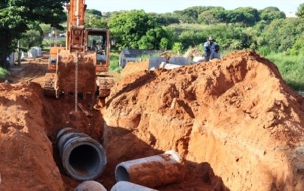 Ruas que por anos estiveram esquecidas estão sendo beneficiadas com asfalto e galerias pluviais (Foto: Prefeitura de Fernandópolis)