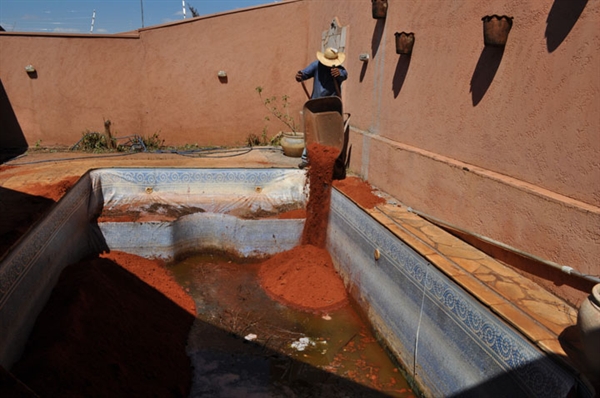 Secretaria de Saúde aterra piscina abandonada